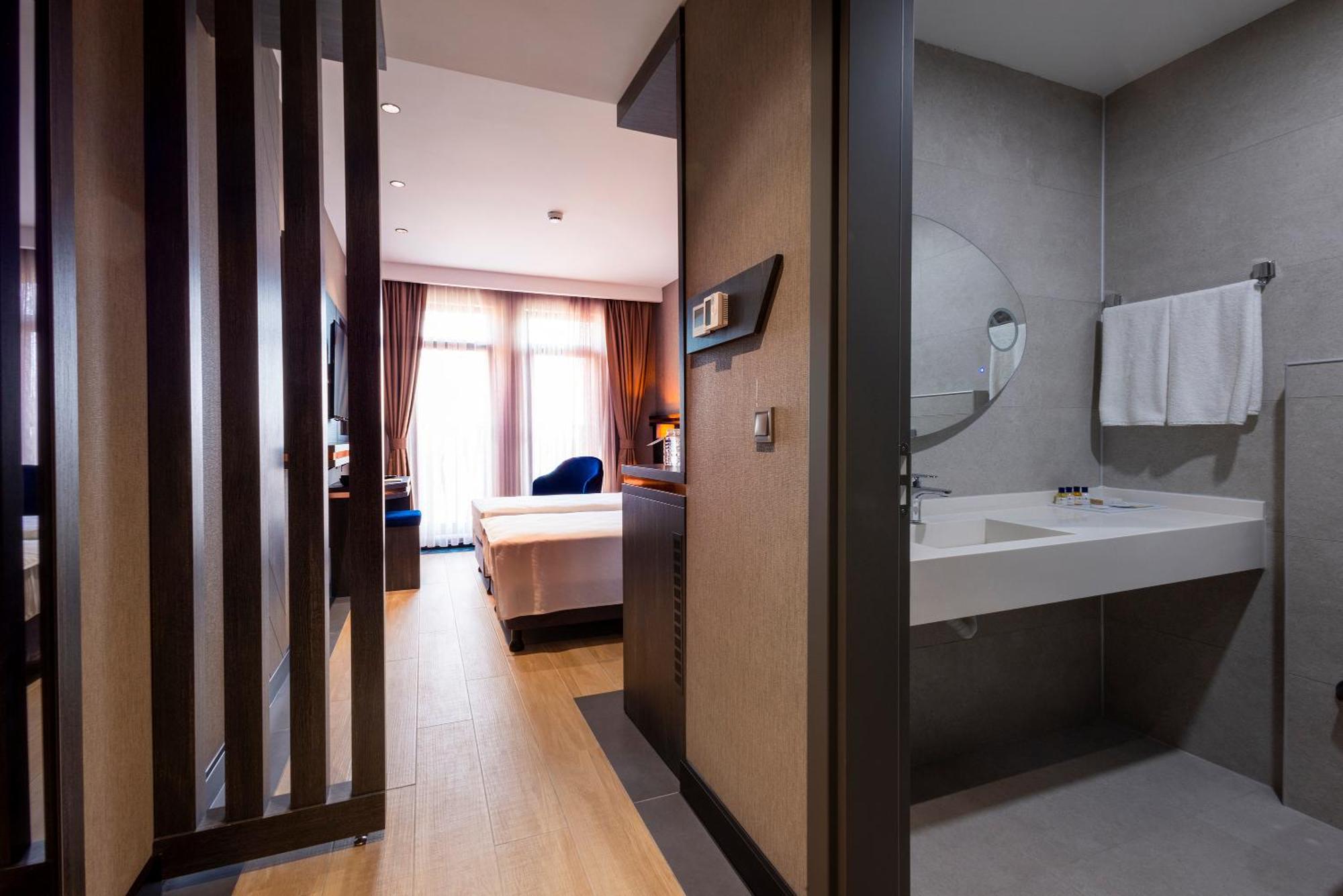 Westdoor Hotel أديرني المظهر الخارجي الصورة