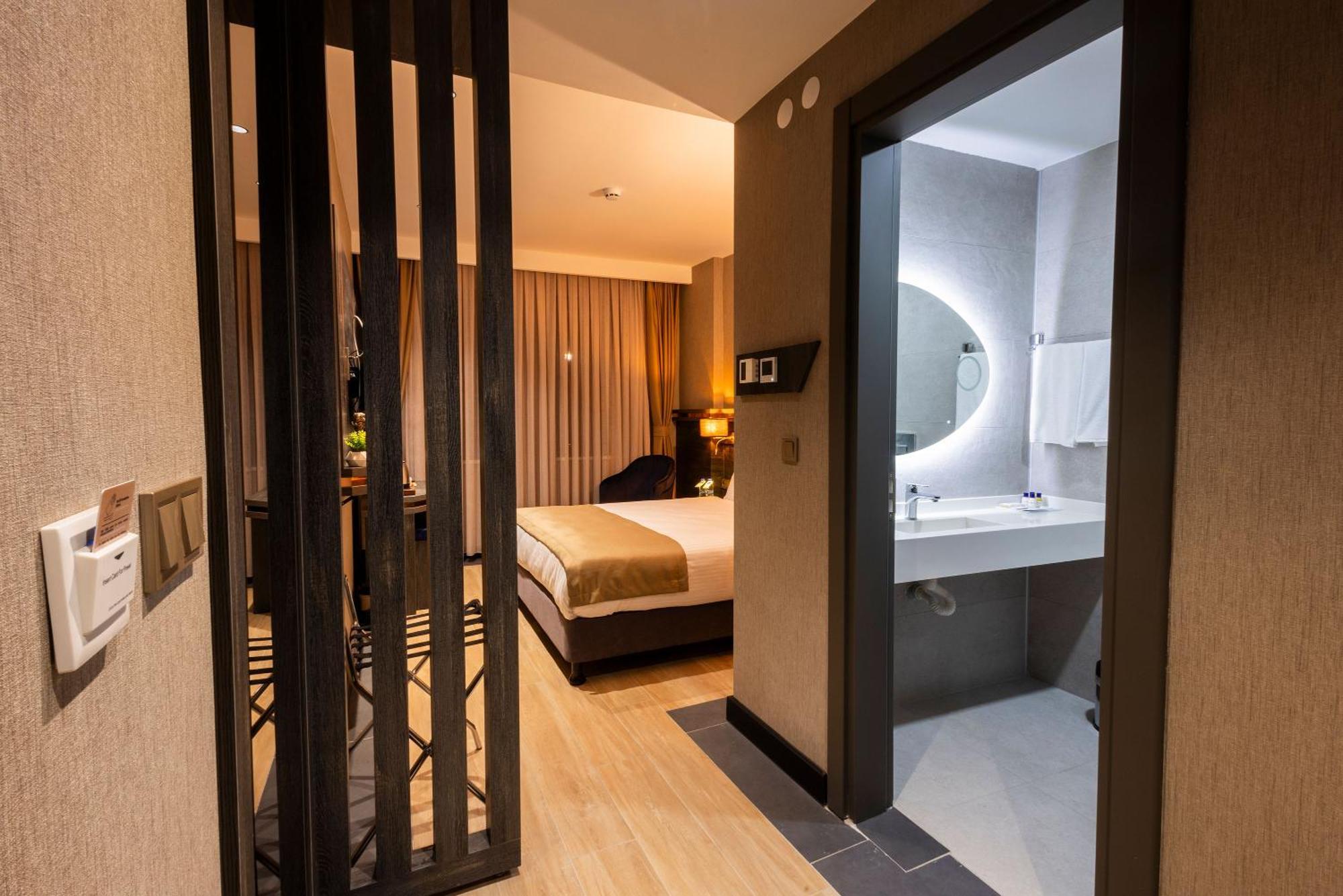 Westdoor Hotel أديرني المظهر الخارجي الصورة