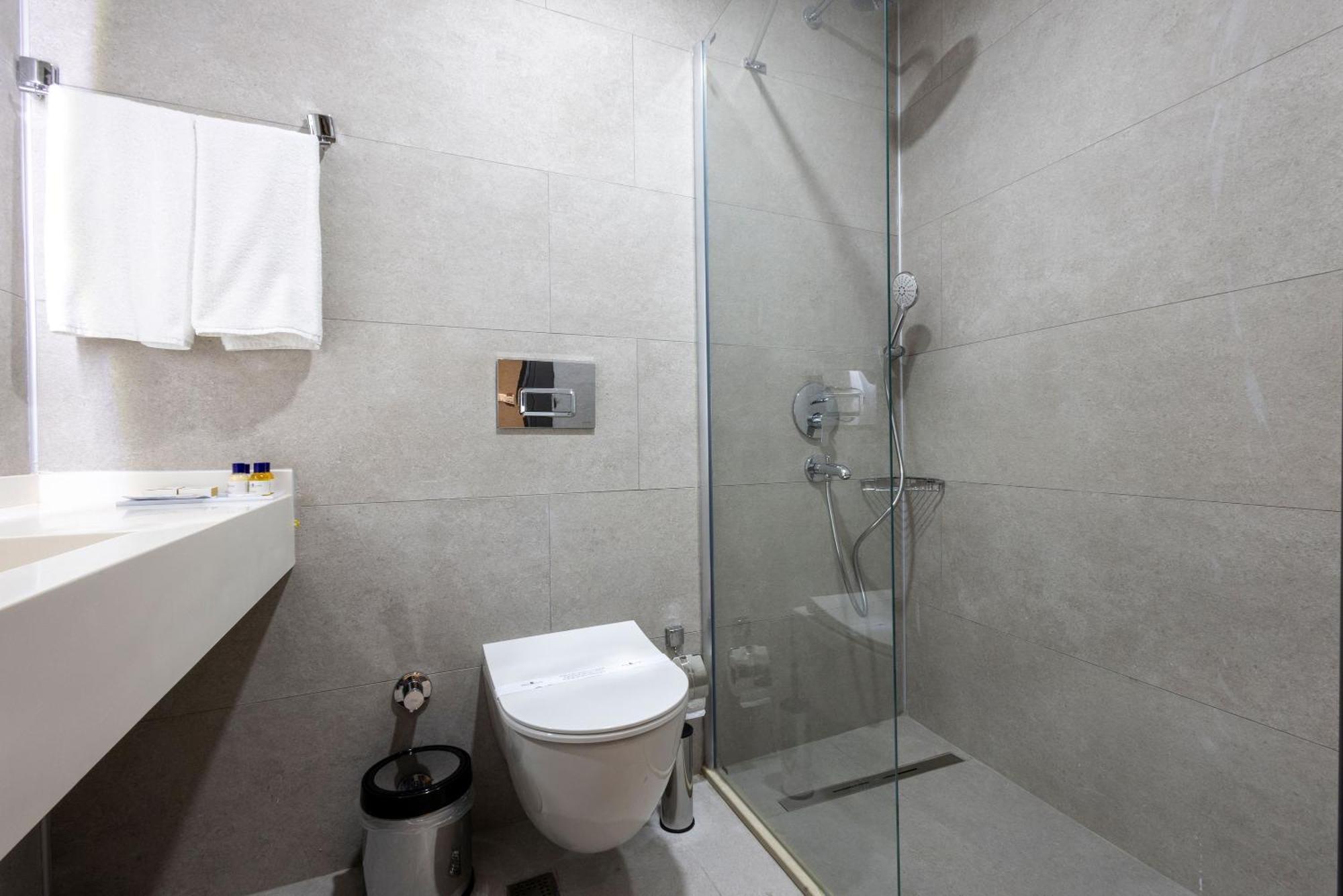 Westdoor Hotel أديرني المظهر الخارجي الصورة